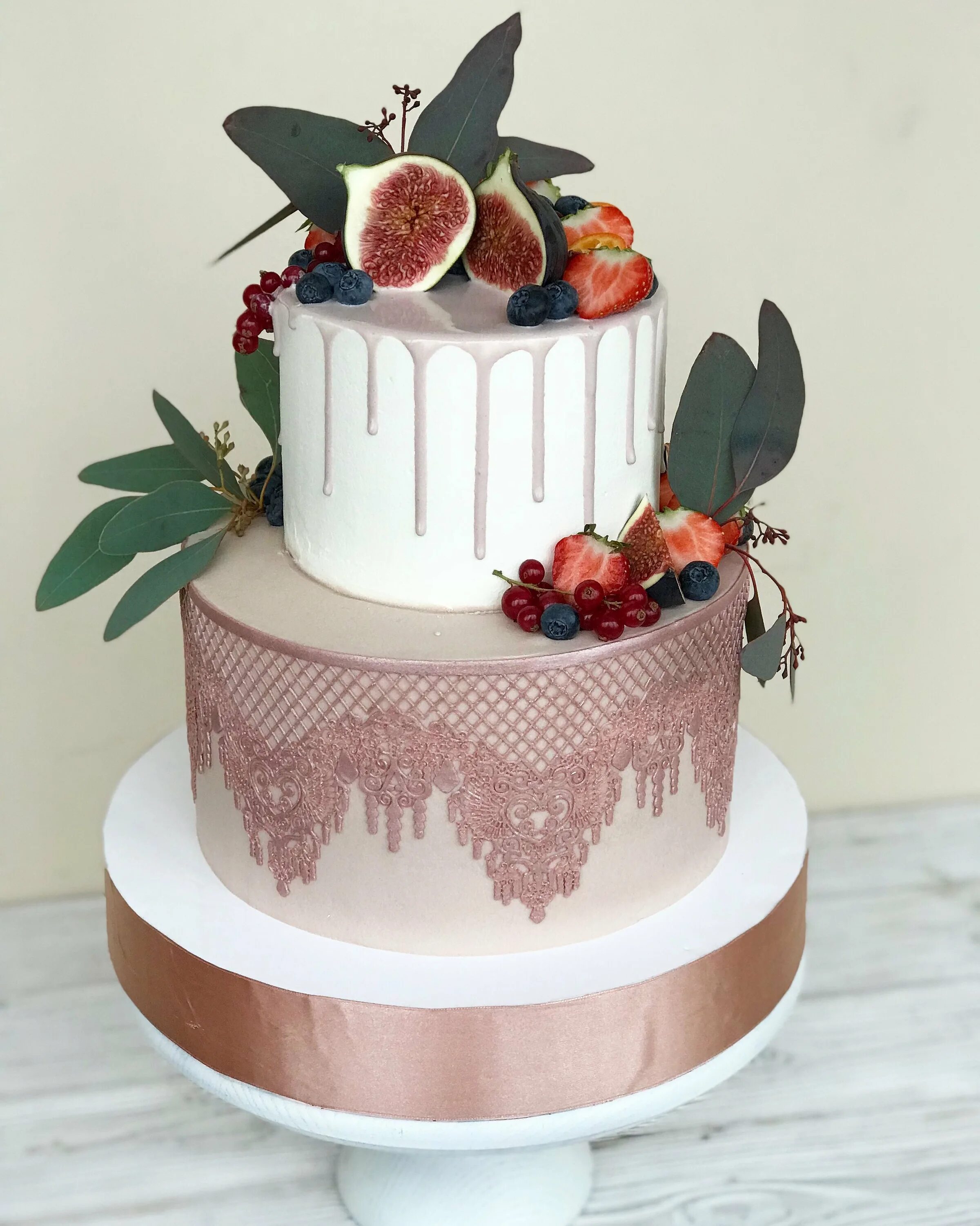 декор двухъярусного торта. двухъярусный торт. красивые двухъярусные торты. красивые двухъярусные торты. оформление двухъярусного торта.