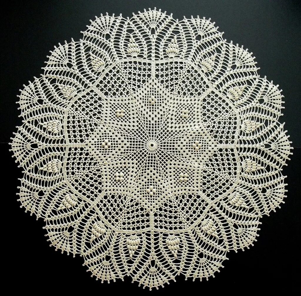 Крючком очень красивую салфетку. Салфетки крючком Doily Crochet. Салфетка Doily крючком. МК салфетка Doily. Красивые круглые салфетки.