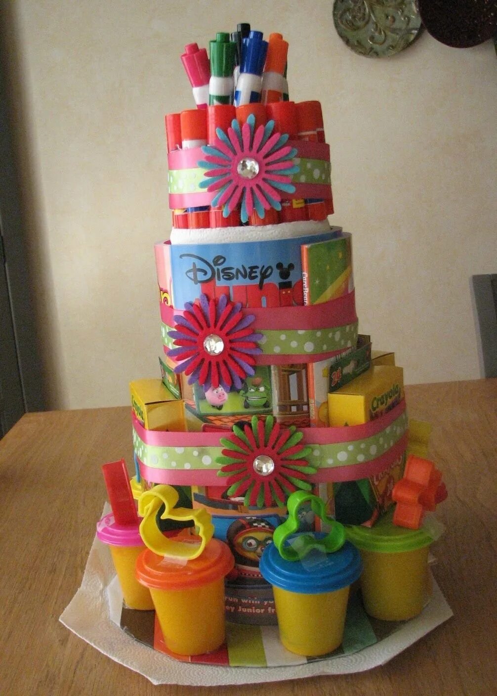 Что можно в сад на день рождения. Торт подарок. Подарки в сад на др ребенка. Торт поделка для детского сада. Поделка торт своими руками для детского сада.