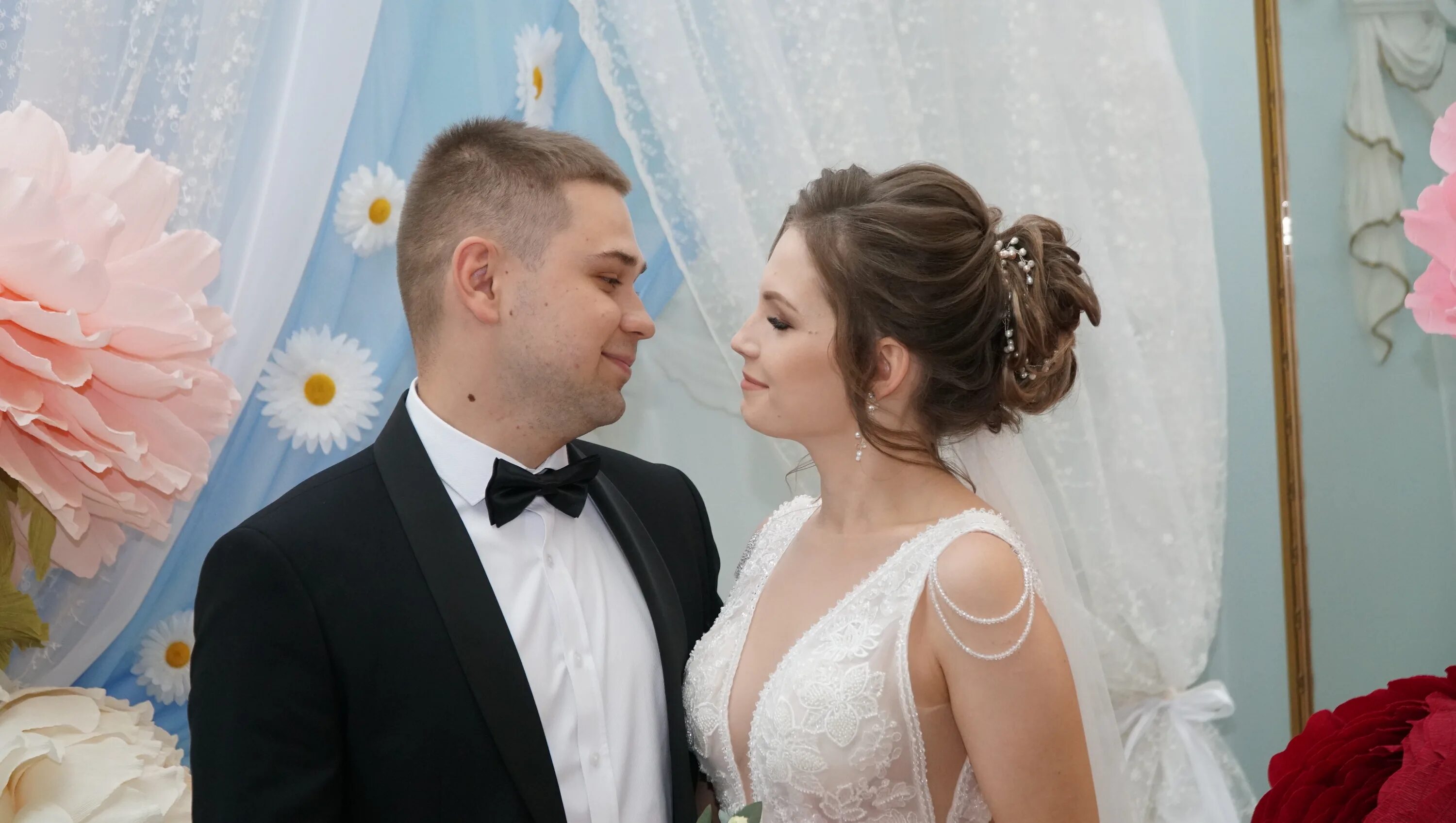 Малыши жених и невеста. Мусульманка и христианин. Свадьба мусульманки и христианина. Можно жениться в 15. Во сколько женятся.