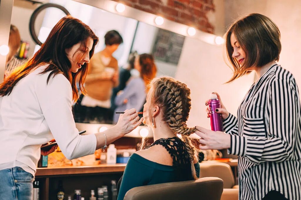 подработка салон. мастер салона красоты. подработка салон. парикмахерская с работниками. девушка в салоне.