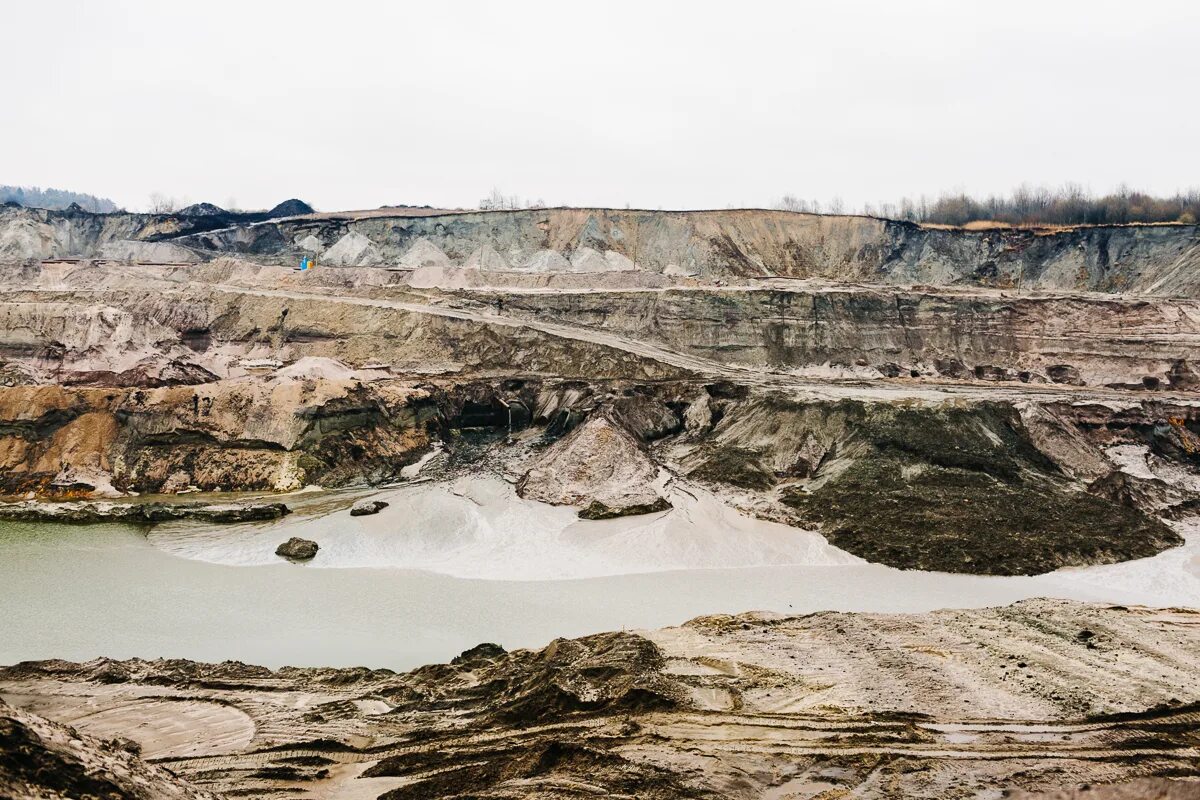 Поселок янтарный карьер добычи янтаря. Янтарный карьер калининградская область. Добыча янтаря карьер. Добыча янтаря карьер. Калининград карьер янтарного комбината.