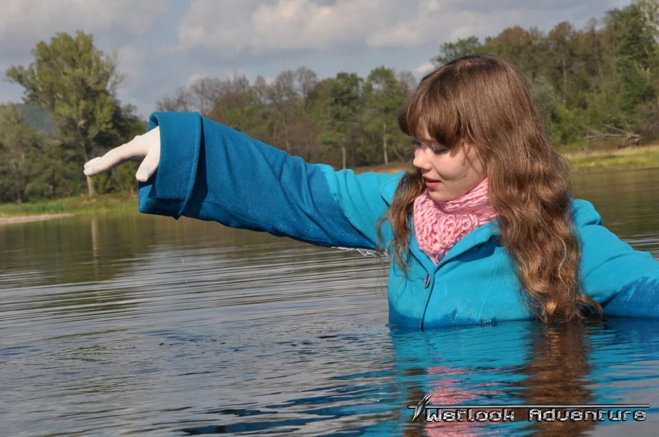 Почему купаются в одежде. Купание в одежде в бассейне. Купаться в одежде. Девушки купаются в джинсах. Почему купаются в одежде.