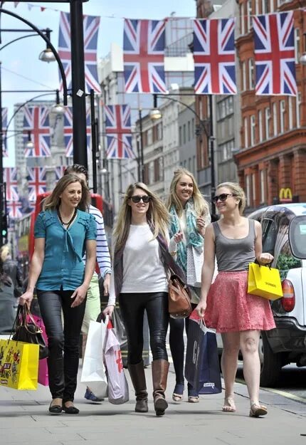Оксфорд стрит одежда. Шоппинг улица в Лондоне. Oxford Street London shopping. Оксфорд стрит одежда для женщин. Shop and shopping in london