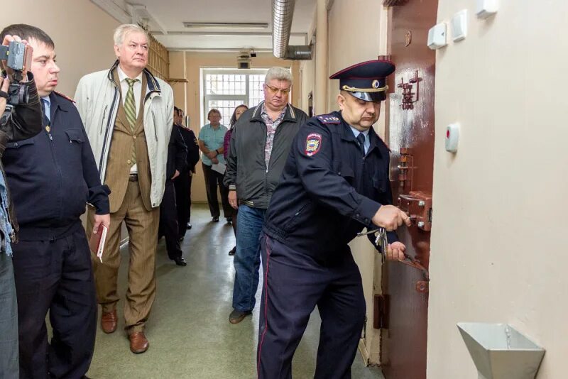 Форма ивс. Форма девушек в полиции ивс. Охрана подозреваемых и обвиняемых. Внутренний пост ивс. Полицейский ивс постовой.