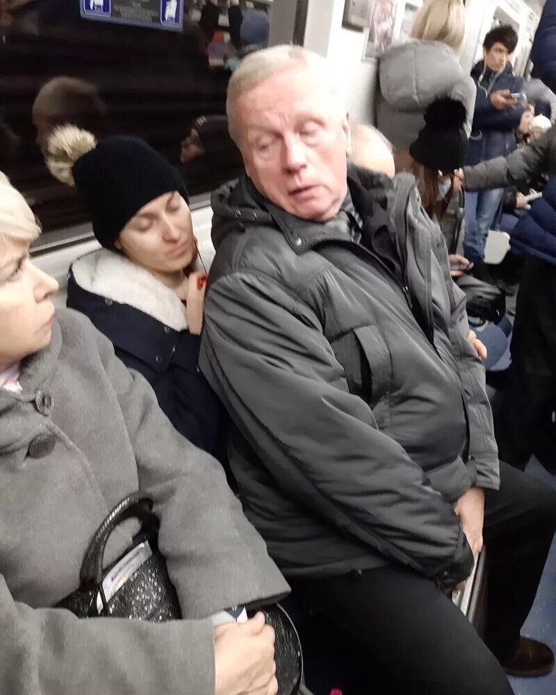 Пенсионеры в метро. Старик в метро. Пенсионерка в метро. Мужчины не уступают место в метро пожилым.