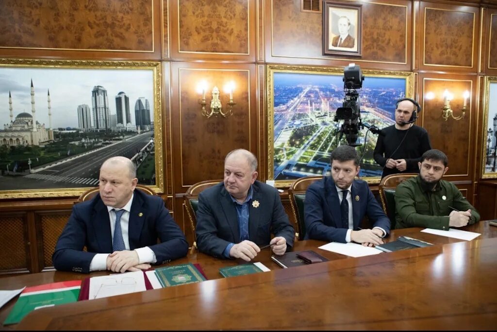 Заседание правительства Чечни. Кабинет министров Чечни. Рамзан Кадыров провел совещание правительства. Администрация главы и правительства ЧР.