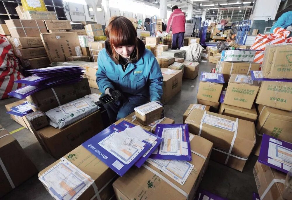 куча посылок на складе. машина доставки. логистические услуги. отправка в другую страну. доставка фото.