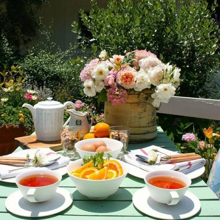 Турецкие беседки-топчаны. Чаепитие на веранде на даче. Стол на природе. Вечер на веранде. Уютный домик в горах.