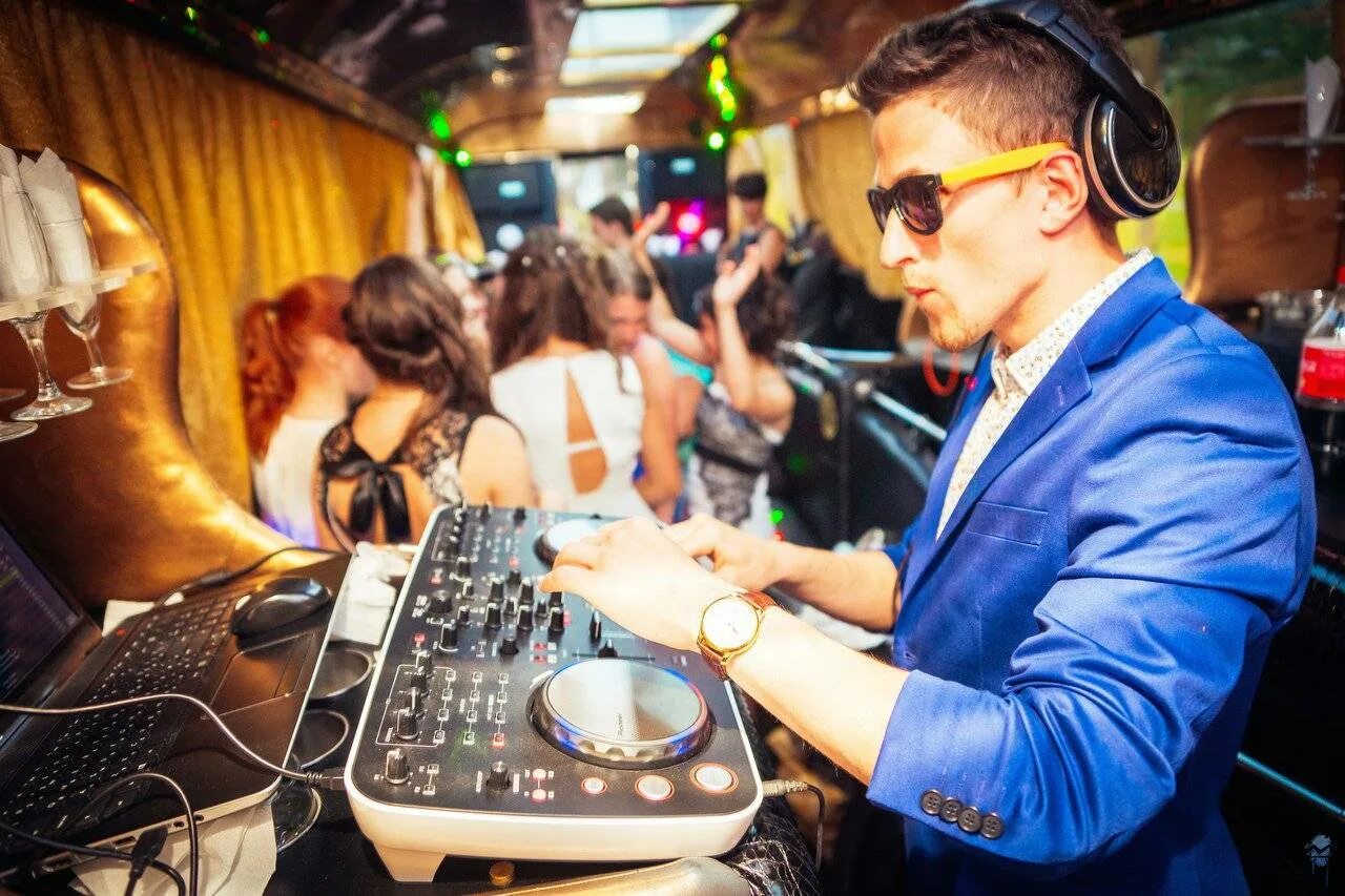Сергей сергеев диджей. Диджей на частной вечеринке. Сергей хитёв балаково ди джей. Ведущие праздников и диджей. Диджей на свадьбу.