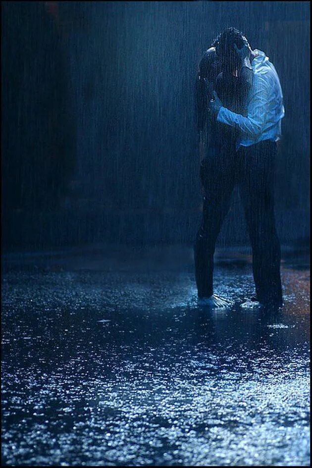 Парень и девушка под дождем. Парень под дождем. Поцелуй под дождем. Обнимаются под дождем.