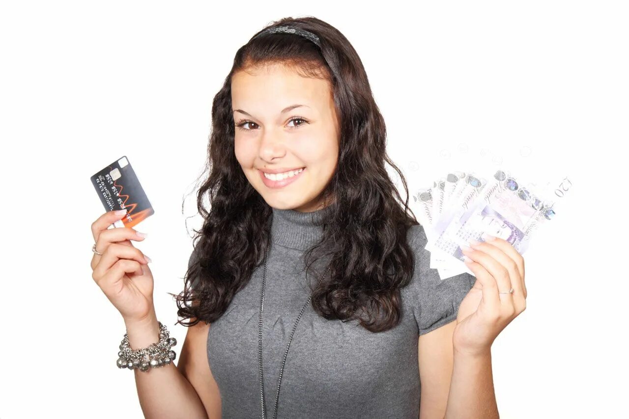 Кредитная карта для покупок. Девушка держит в руках. Человек с кредиткой. Девушка с кредитной карточкой. Девушка с кредиткой в руке.