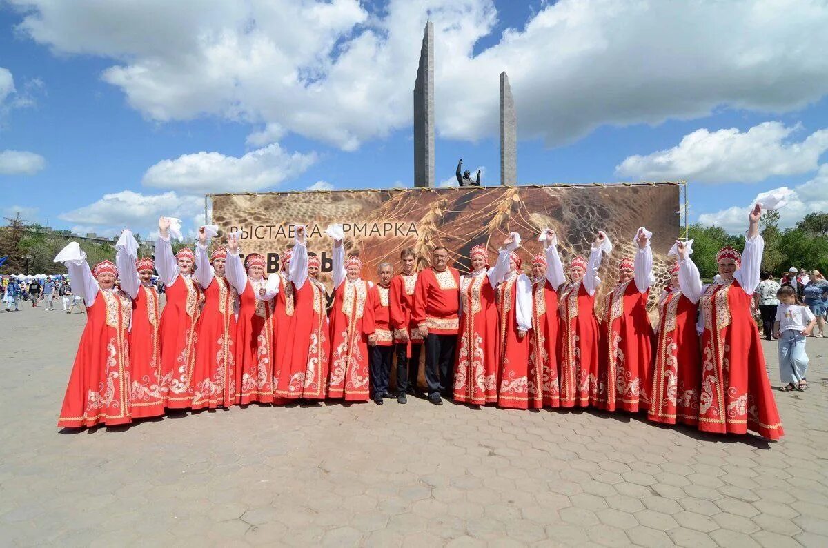 Народы Оренбуржья. Фестиваль народов Оренбуржья. Национальная деревня Оренбург праздник. Народные гуляния фото.