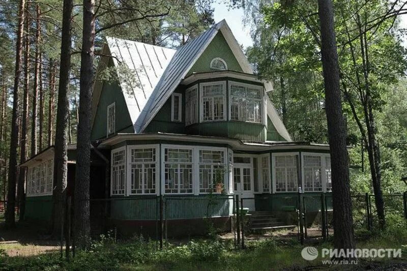 дача сергея прокофьева в николиной горе. деревянный коттедж в лесу. старый дом михалкова на николиной горе. падающие дачи.