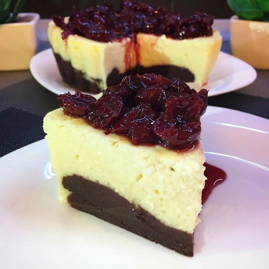 творожные пп чизкейк. самый вкусный чизкейк. банановый чизкейк с творогом без выпечки. творожные пп чизкейк. чизкейк в разрезе.