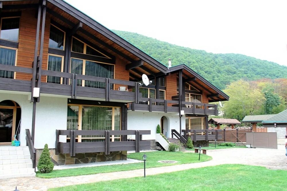 Поселок красная поляна краснодарский край. Снять в красной поляне. Снять в красной поляне. Красная поляна сочи тирольский дом. Красная поляна сочи гд катрин.