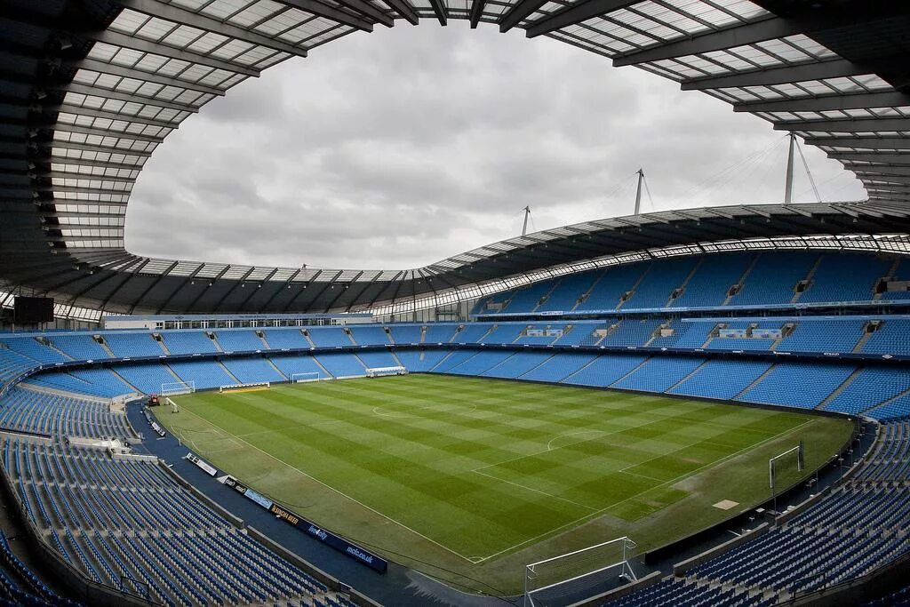 City stadium. Стадион ман Сити поле. Стадионы Сити и Юнайтед. Ньон стадион. Стадион Сити он вмещает.