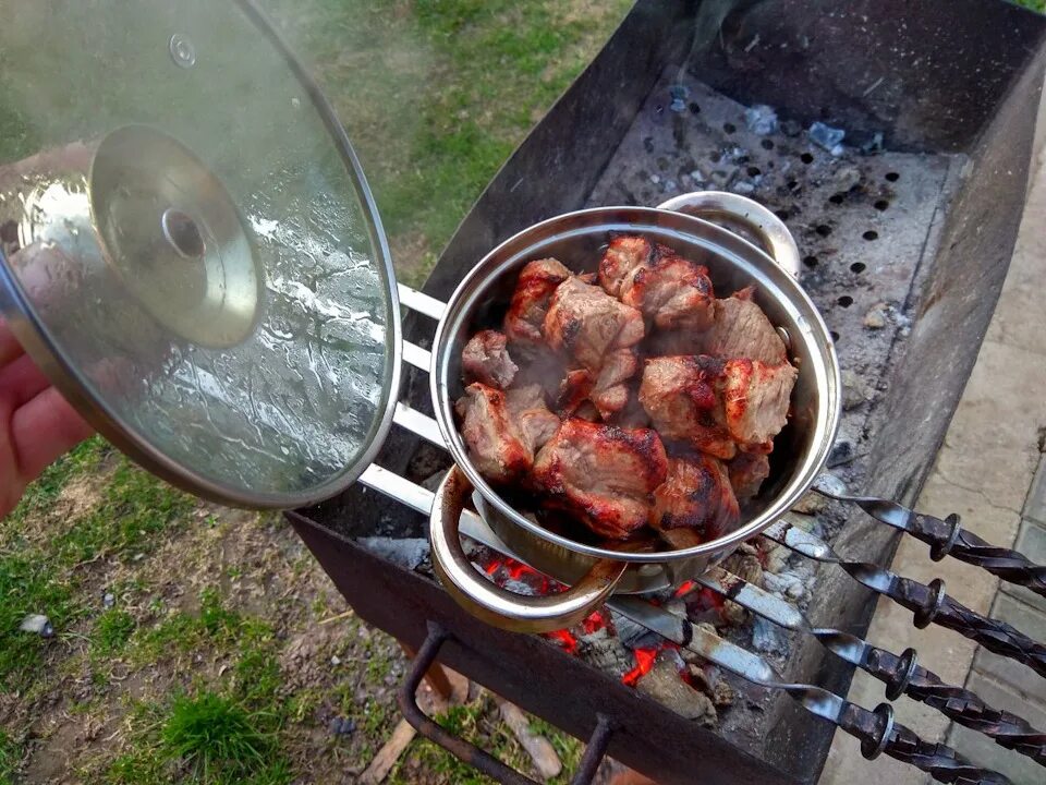 Классический рецепт маринада шашлыка с уксусом. Тазик шашлыка. Шашлык в кастрюле. Кастрюля для жарки шашлыка. Советский шашлык.