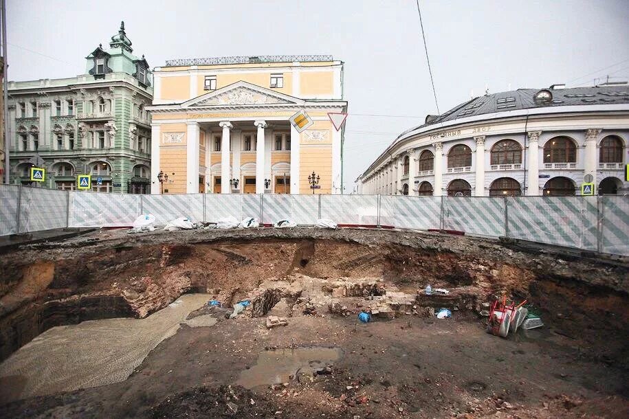 Политехнический музей в москве откопали. Политехнический музей в москве откопали. Закопанный политехнический музей в москве. "фундамент" политехнического музея в москве. Раскопки на биржевой площади.
