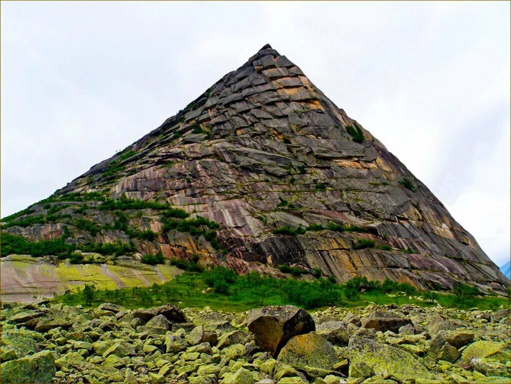 Пирамида сальск. Гора черная пирамида Урал. Малый чендер гора пирамида. Гора-пирамида Кольского полуострова. Гора пирамида Красноярск.