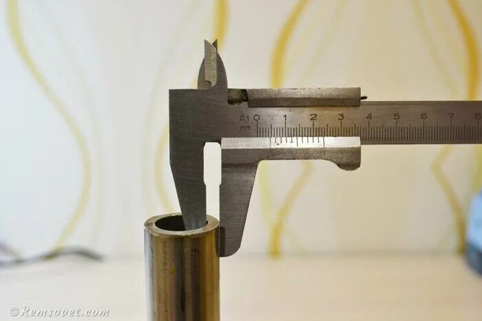 Как правильно штангелем. Штангенциркуль zamer diametra. Измерение толщины стенки трубы штангенциркулем. Измерение гильзы штангенциркулем. Измерение толщины металла штангенциркулем.