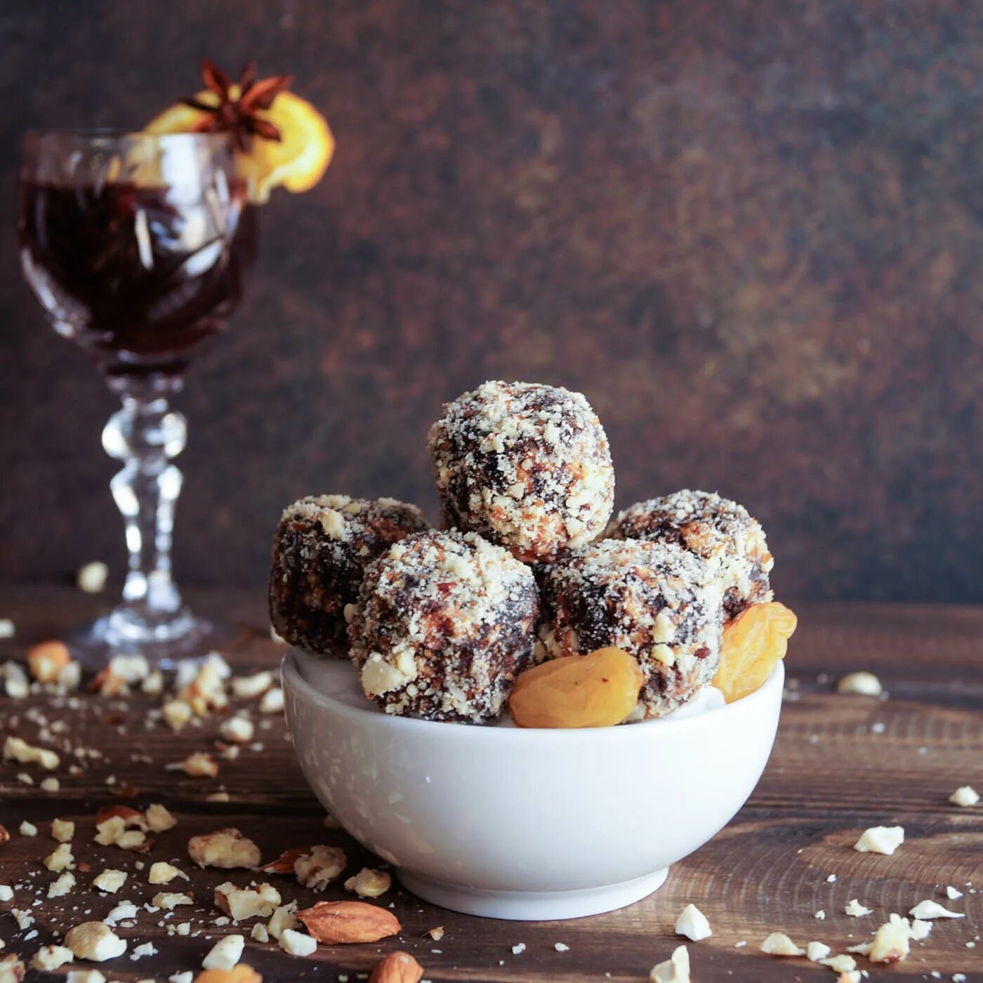 какие конфеты полезные. конфеты из сухофруктов и орехов. натуральные сладости. сладости. полезные конфеты из сухофруктов.