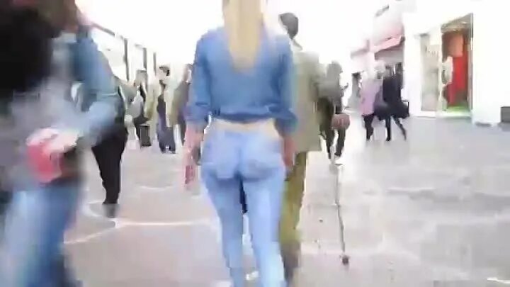 Лапает прохожих. Девушка ходит в нарисованных джинсах. Девушки в нарисованной одежде на улице. Нарисованные джинсы на девушке. Девушка раздевается на улице и ходит.