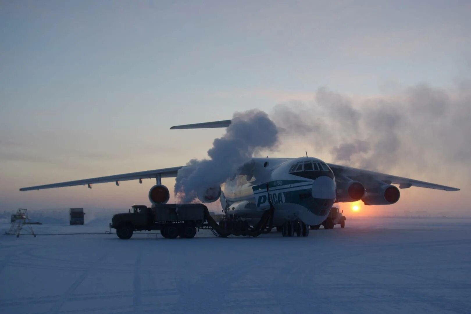 Самолет ил-76 в Арктике. Ил 76 в Якутии. Аэропорт Полярный Якутия. Самолет на севере. Самолет тундра