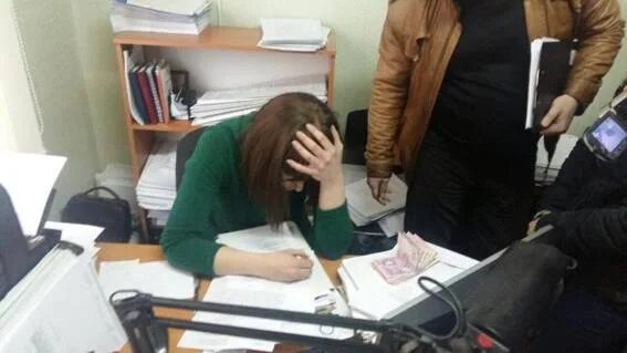 Задержана главный бухгалтер. Хищение. Таможня взятка. Вымогательство взятки. Задержана главный бухгалтер.