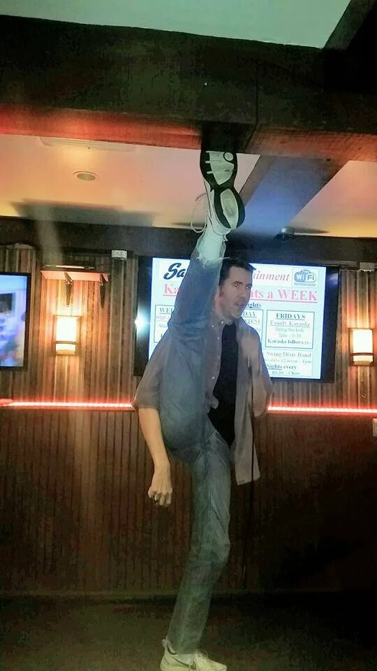 Мужчина потолок. Стремянка для кухни для верхних шкафов. Стул стремянка usit. Высокие потолки и человек. Высокие потолки и человек.