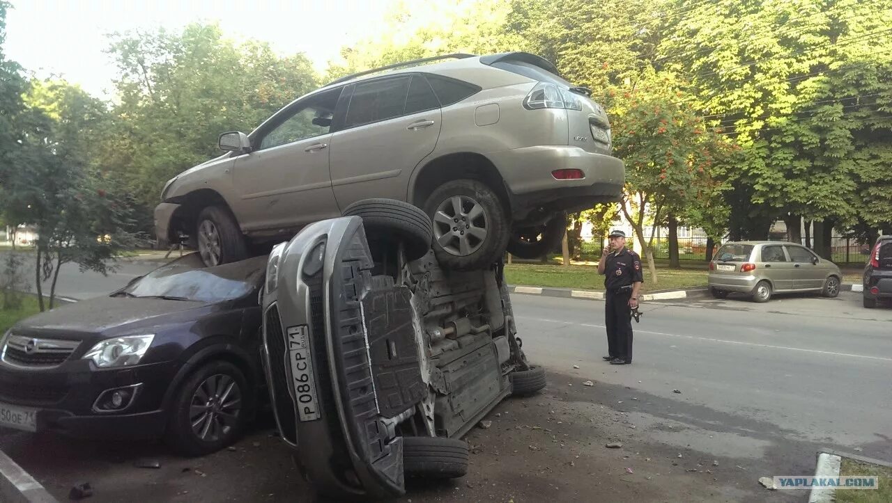 Парковка машин на тротуаре. Большой треугольник или за поребриком реальности. Lexus на поребрик. Лексус поребрик. Лексус поребрик.