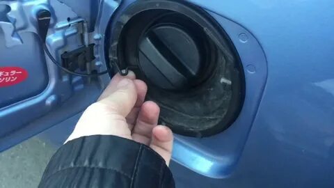 При открытии бензобака слышно шипение