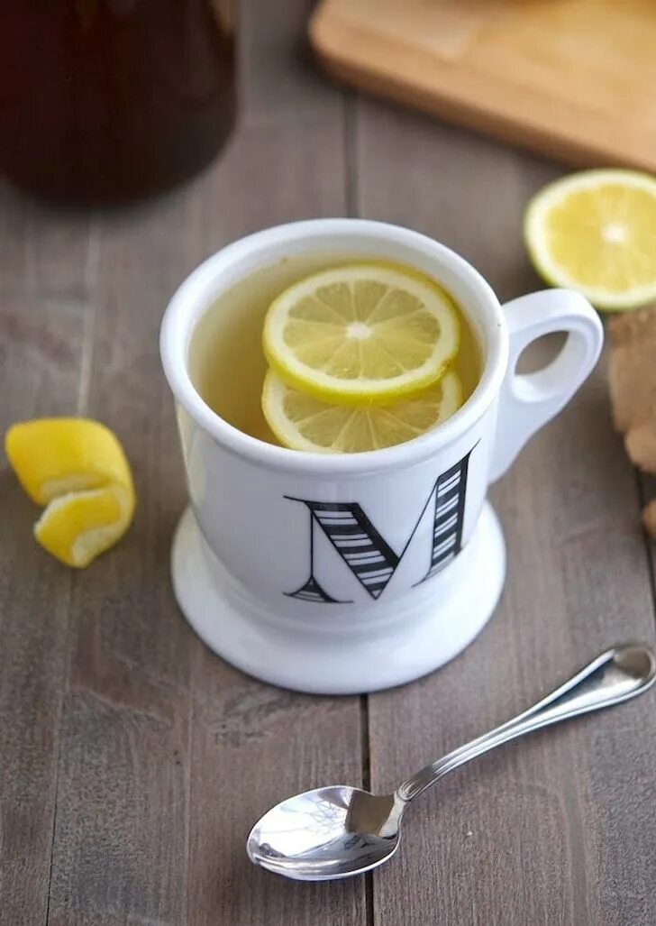 Выпить чаю лимоном. Чай с лимоном. Кружка лимоны. Кружка чая с лимоном. Горячий чай с лимоном.