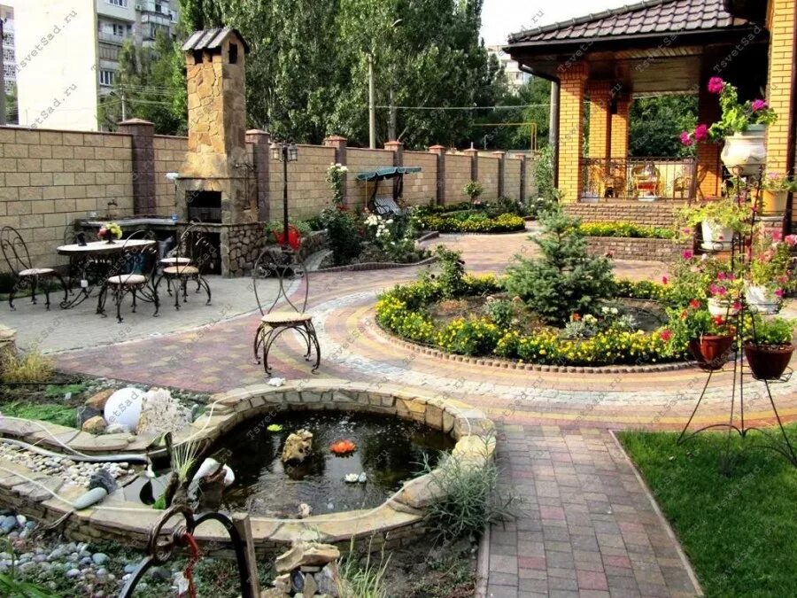 Двор загородного дома. Озеленение двора. Благоустройство частного двора. Ландшафт придомовой территории. Обустройство двора.