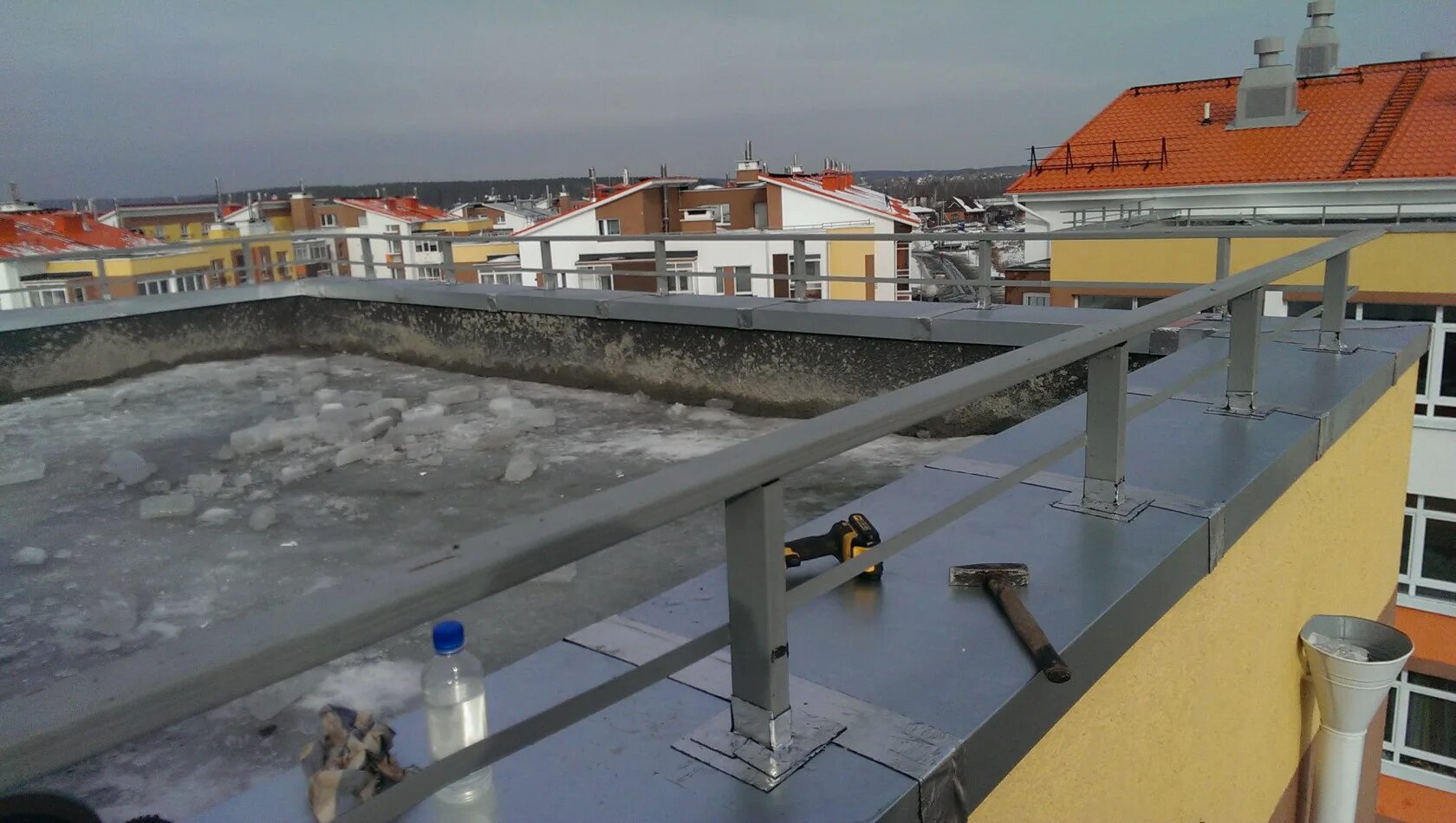 Металлический парапет кровли. Парапет плоской кровли. Водосточный желоб мембранная кровля. Парапет плоской кровли. Узел примыкания кровли к парапету толщина.