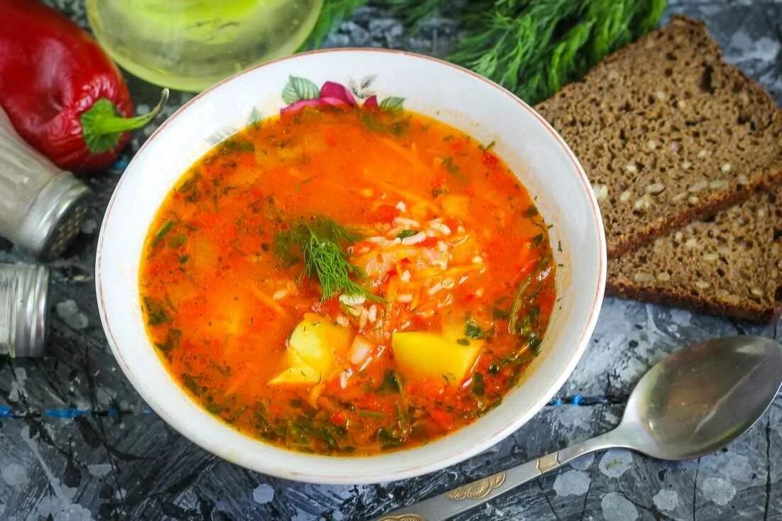 Суп с курицей и морковью. Суп с болгарским перцем. Овощной суп с перцем. Суп с рисом и болгарским перцем. Овощной томатный суп.