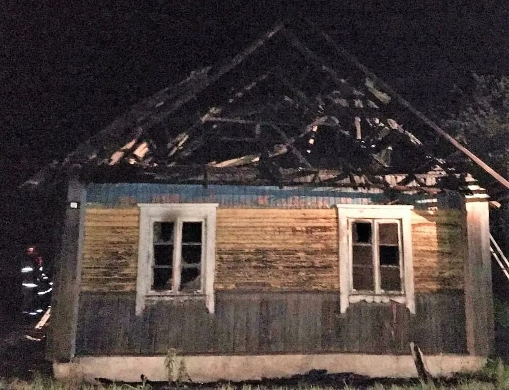 Сон горит крыша дома. Горелый дом во сне. деревенский дом после пожара во сне. к чему снится обгоревший дом. к чему снится чужой дом горит.