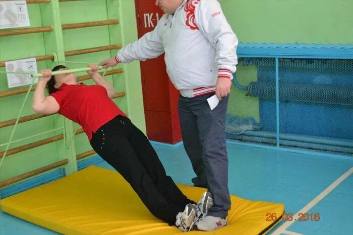 Подтягивание гто техника. Подтягивание из виса лежа. Подтягивание на низкой перекладине ГТО. Подтягивание на низкой перекладине девочки. Подтягивание из виса на низкой перекладине.