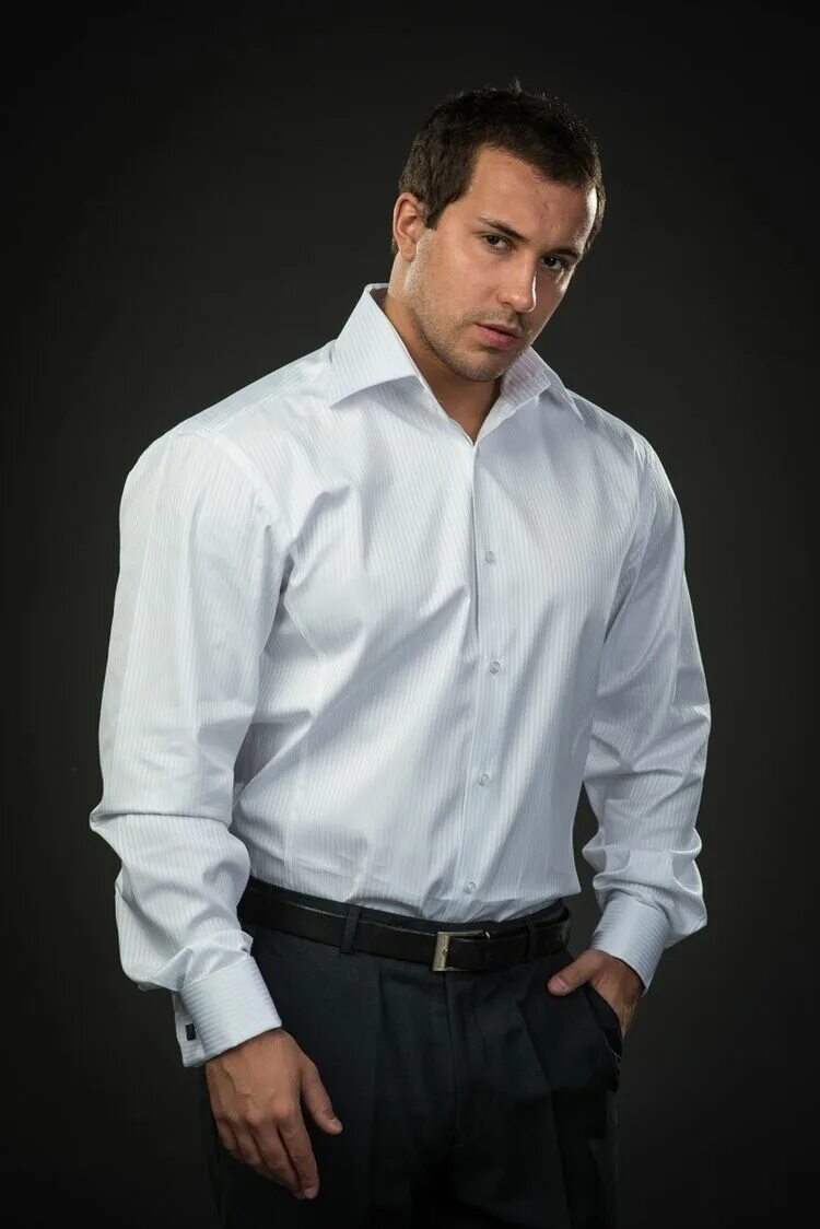 Рубашка мужская боком. Рубашка henderson super slim fit. Парень в белой рубашке. Белая рубашка навыпуск. Авпень в белой рубашке.