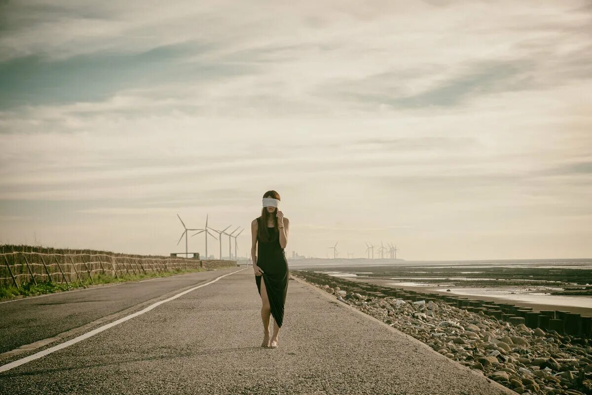 Ветер счастья. Человек на дороге. Девушка бежит в платье. Идти по уста. Недосягаемая леди кристиан.