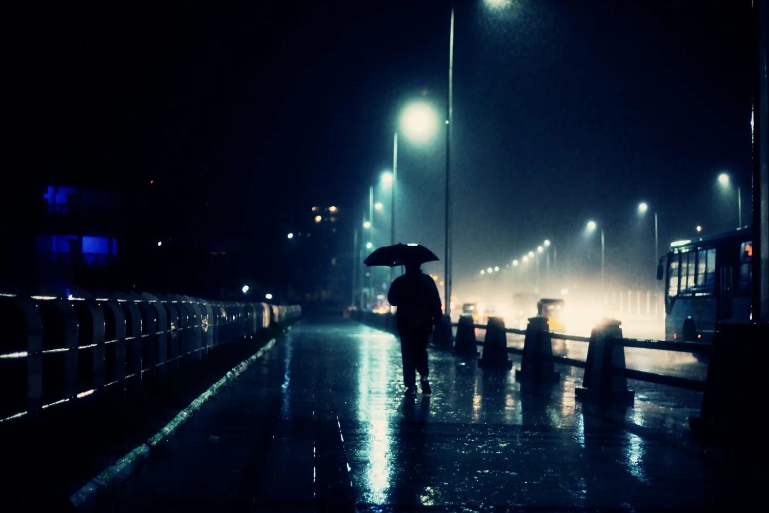 Бывало временами ночью. Прогулка ночью. Дождь ночью. Дождь в городе. Город под дождем.