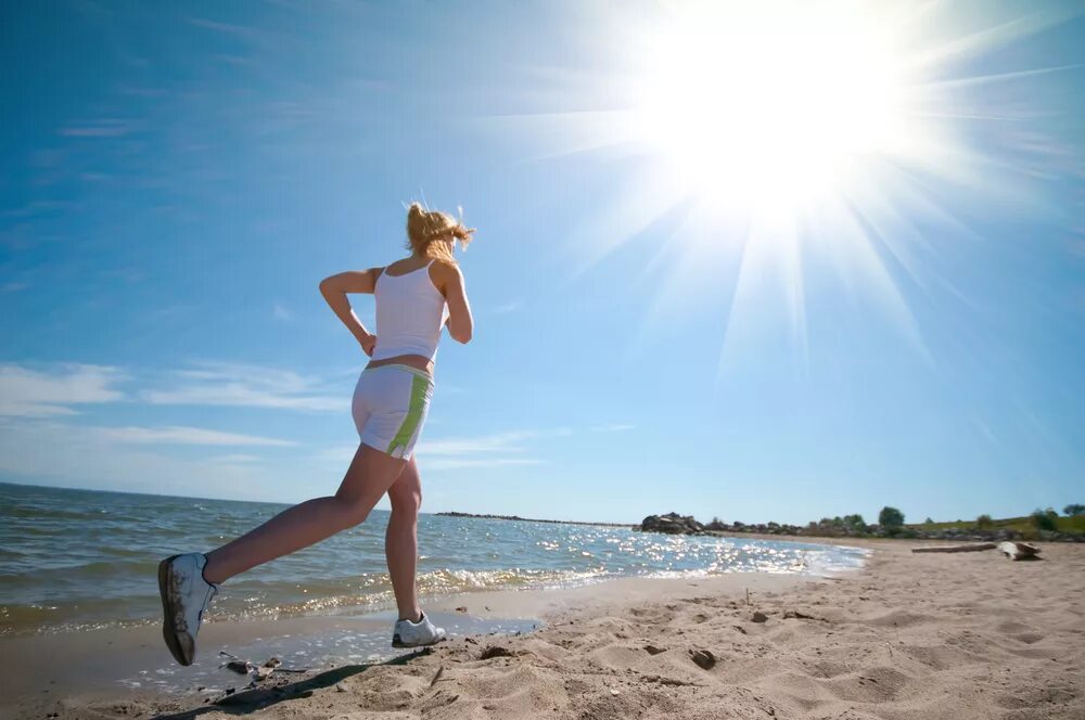 Summer sport. Спорт летом. Жара бег. Бег в жару. Занятия спортом в жару.