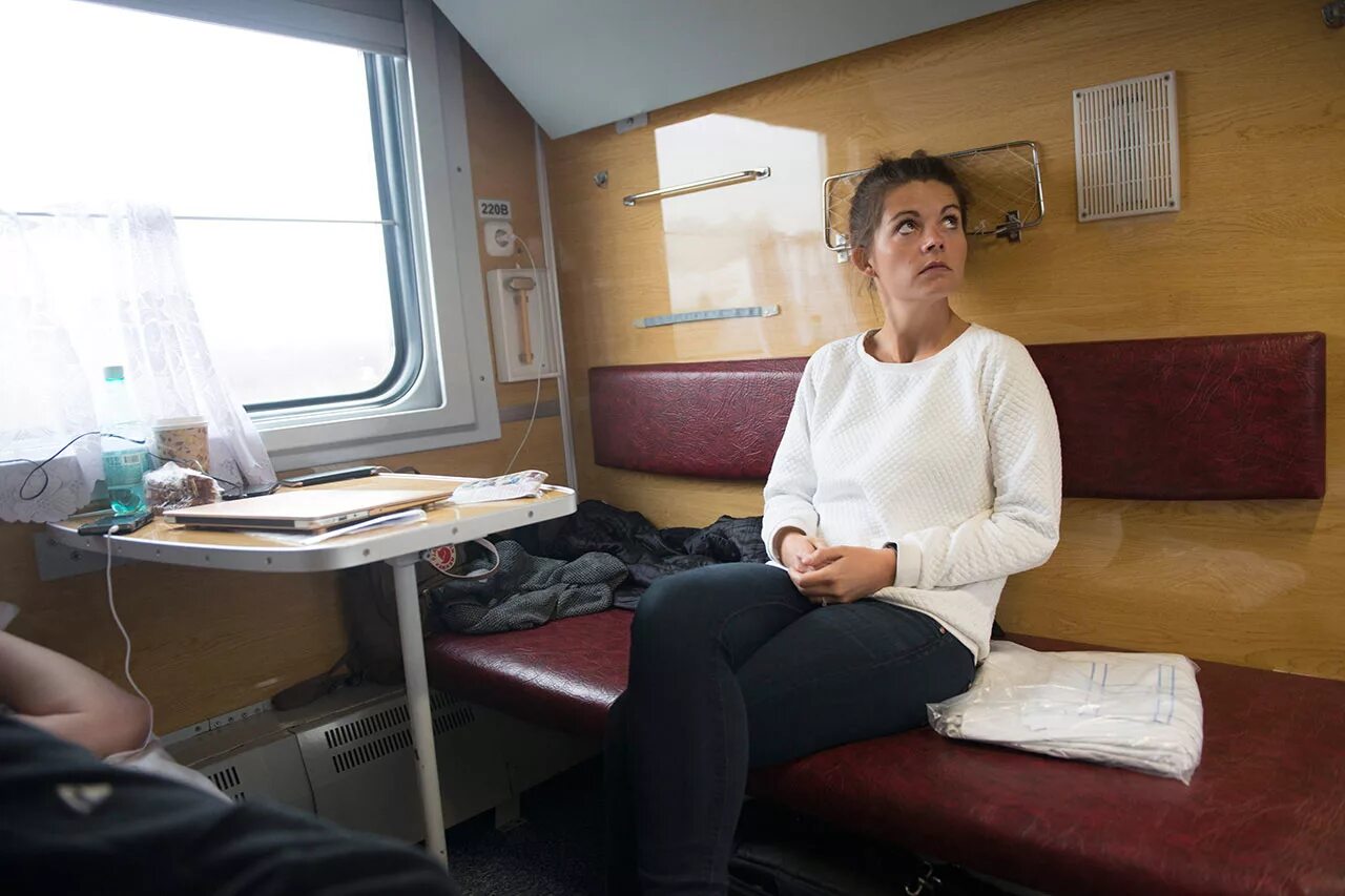 поезд фото. в вагоне поезда идущего. пассажирский поезд. плацкарт с людьми. Rovos rail поезд.