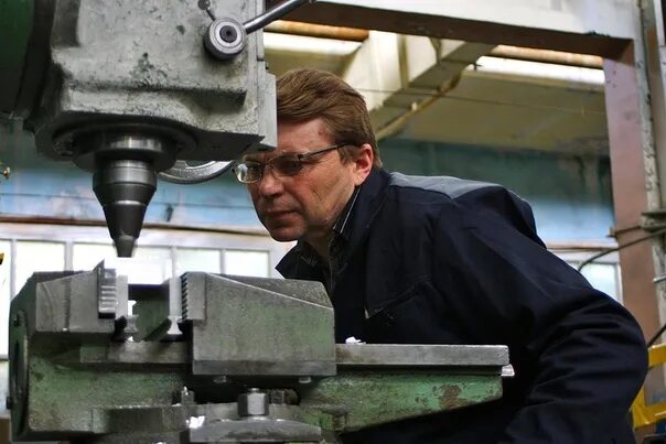 Работа токарем зарплата. Токарь зарплата. Профессия фрезеровщик. Профессия фрезеровщик. Токарь.