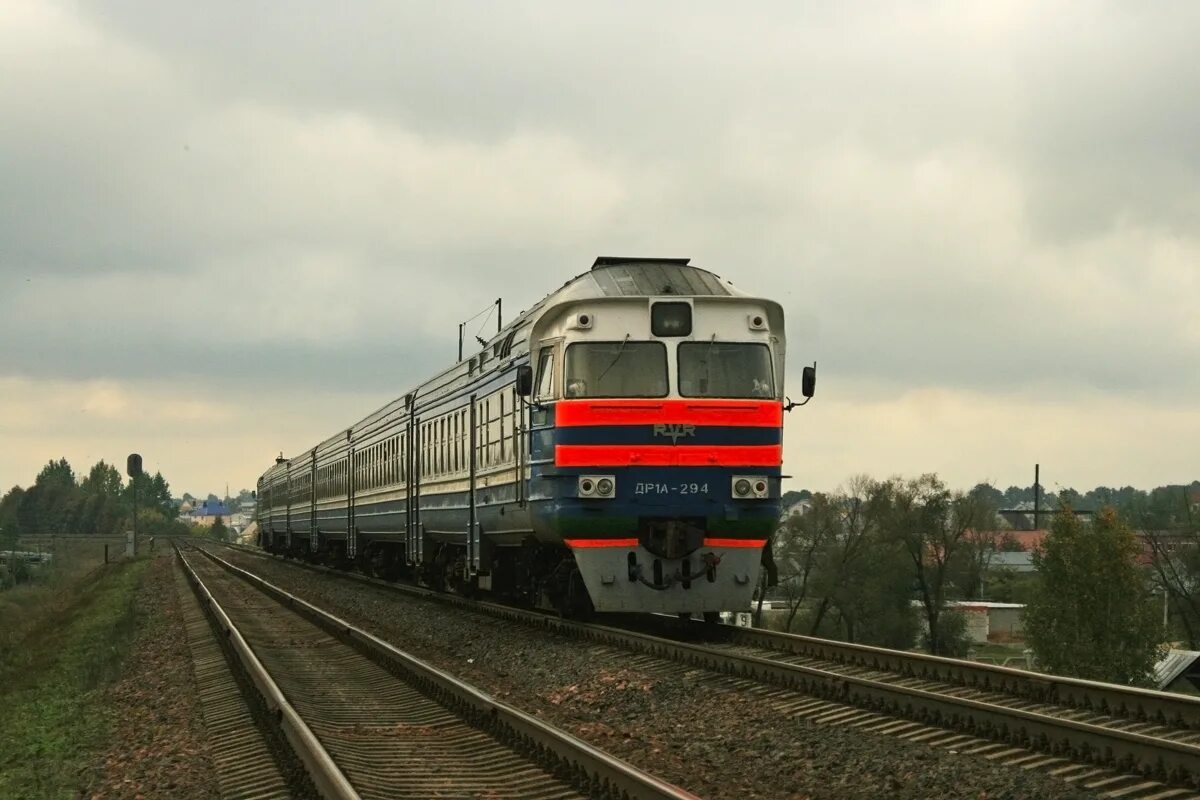 дизель поезд. чайковского 2 владимир. др1 дизель-поезд. а1 молодечно. др1а бч зелёный.