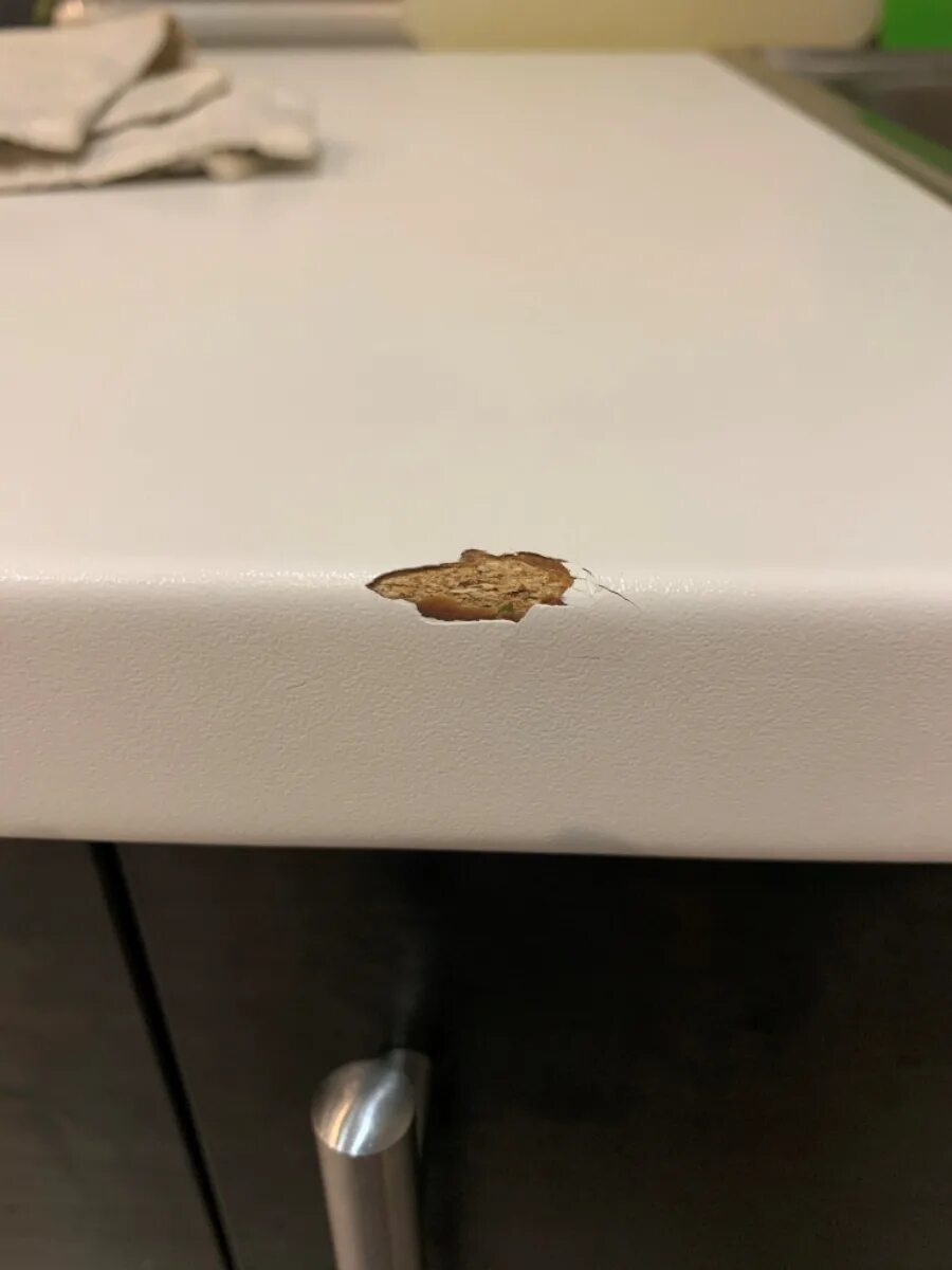 Лопнула столешница из искусственного камня. Щель между фартуком и столешницей на кухне. Как заделать столешницу. Склейка столешницы. Ремонтируем столешницу.