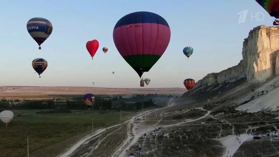 Воздушных шаров в крыму. Крымская Каппадокия белая скала. Белая скала Крым шары. Фестиваль воздушных шаров в Крыму белая скала. Крым белая скала парад шаров.