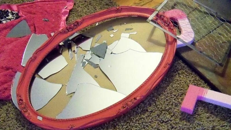 Нужно разбить зеркало. Сломанное зеркало. Разбитое зеркало примета. Треснутое зеркало. Разбитое зеркало на полу.