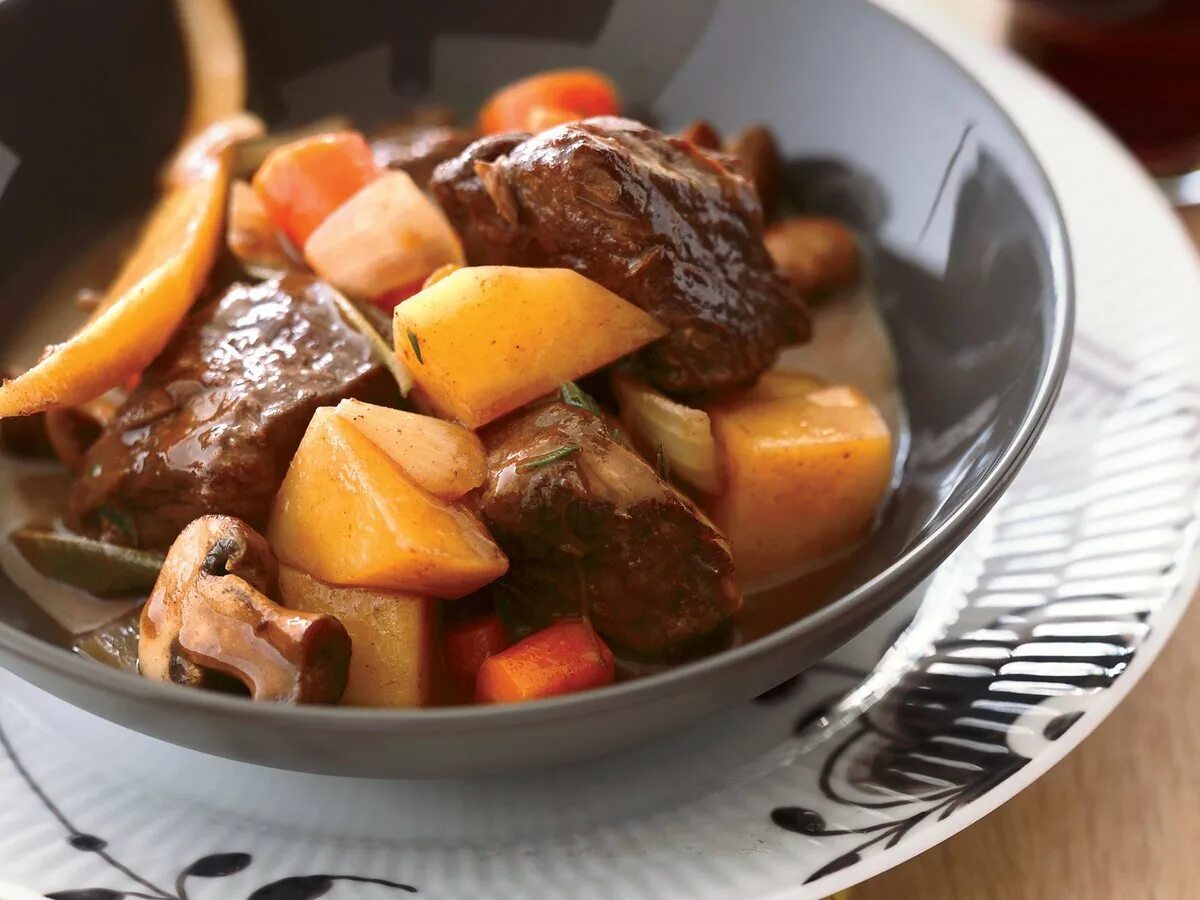 Как приготовить жаркое в казане. Жаркое с бульоном в кастрюле. Жаркое в кастрюле. Жаркое из свинины с картошкой в кастрюле. Жаркое из свинины с картофелем.