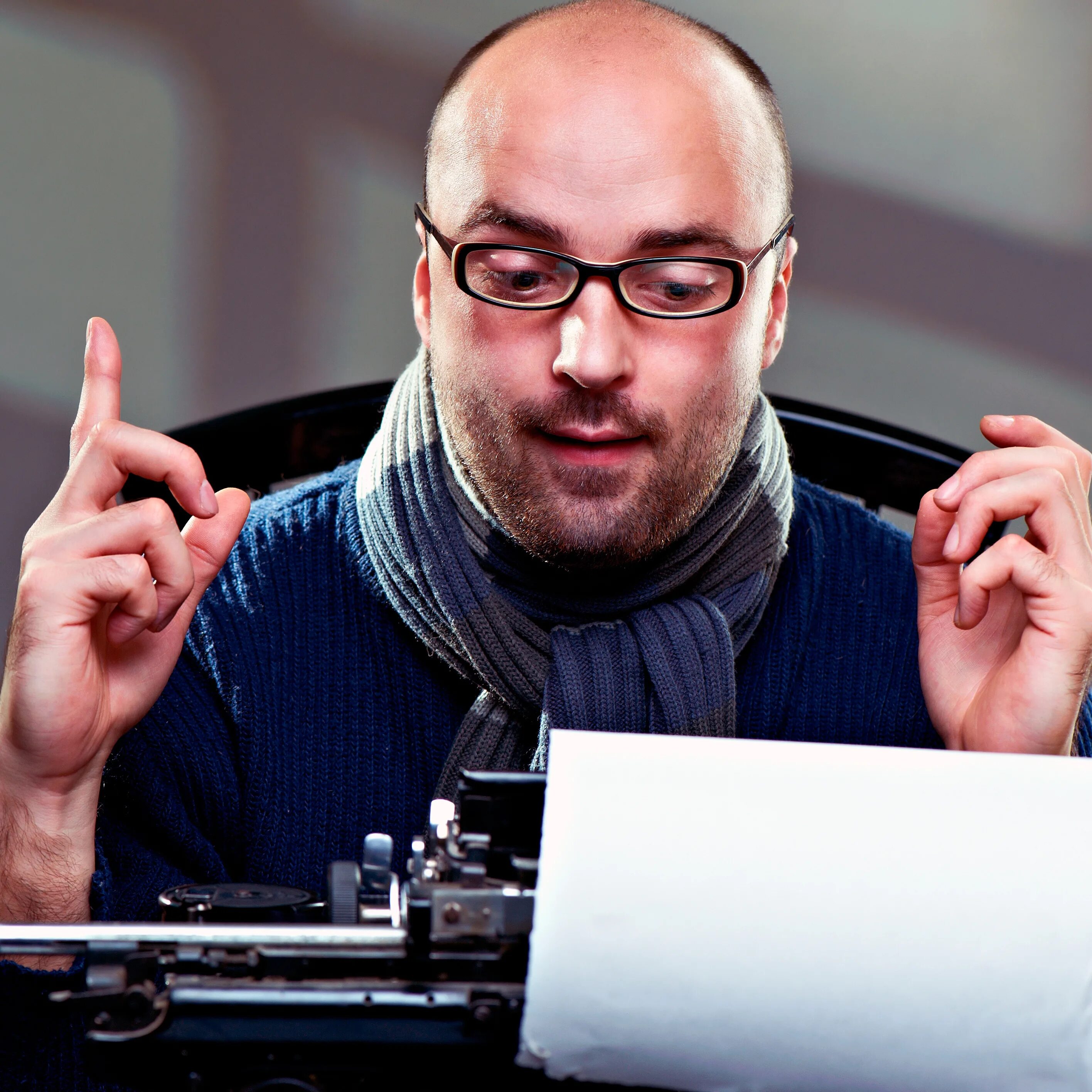 фотография моем как работает телевидение. фото работающего человека за компьютером с заднего вида. телевидение профессии редактор. Woman video editing. редактор на телевидении.